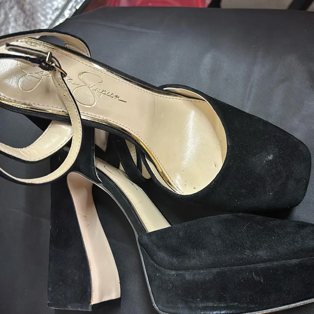 Size 8 - Picture 1 of 2